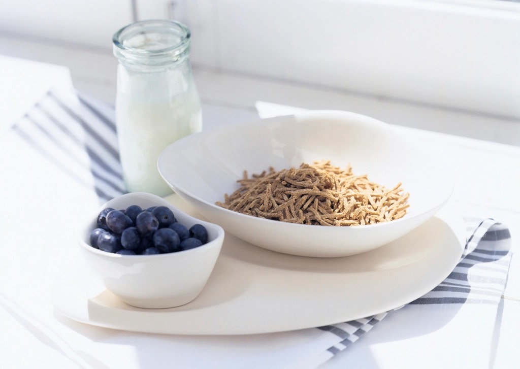 Un petit-déjeuner simple posé sur une table
